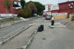 Algesa continúa con sus labores de limpieza en la barriada 15 de Junio