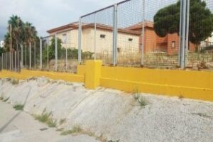 Continúan las labores de mantenimiento en el muro del Colegio San Bernabé