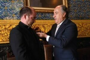 El Padre Salesiano D. José Antonio Perdigones recibe la insignia de la ciudad