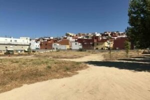 Continúan los trabajos de limpieza en la calle Miguel Ángel Blanco en Huerta Siles