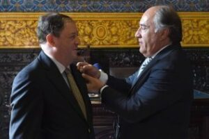El delegado del Ministerio de Asuntos Exteriores recibe la insignia de la ciudad