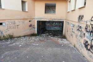 Vecinos de la barriada El Acebuchal denuncian el abandono de un edificio