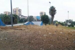 Trabajos de limpieza y desbroce en las zonas conlindantes al cementerio y pistas de skate