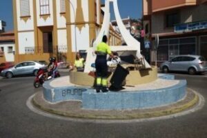 Algesa lleva a cabo trabajos de limpieza en la Fuente de la Bajadilla