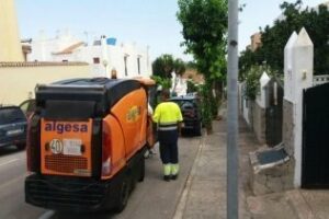 El plan de choque de limpieza y desbroce continúa por la barriada de San García