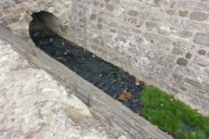 Podemos denuncia un vertido de aguas fecales en el recinto de la Murallas Meriníes