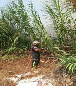 Bomberos de La Línea y Algeciras extinguen un incendio prolongado por más de seis horas