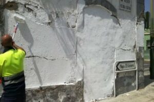 Operarios municipales adecentan fachadas y muros en distintos puntos de la ciudad