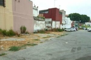 Continúan los trabajos de limpieza en la parcela situada en la calle Carteya