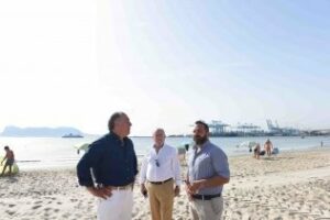 Continúan los trabajos de mejoras en las playas del Rinconcillo y Getares