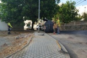 Algesa limpia y desbroza la calle Duero en La Piñera