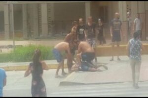 Un joven de 24 años muere apuñalado tras el ataque de tres personas