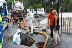 Continúan los trabajos para reparar el saneamiento en Alférez Villalta Medina