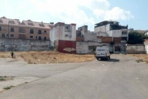 Limpian y desbrozan la parcela Carteya, situada detrás de la estación de autobuses