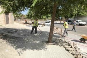 Continúa el arreglo de alcorques y aceras de la calle García Lorca en El Saldillo