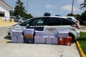 Intervenidas 3.500 cajetillas de tabaco y 1.098 bolsitas de picadura de tabaco de contrabando en dos vehículos