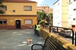 Parques y Jardines acomete trabajos de mantenimiento en la barriada Los Toreros