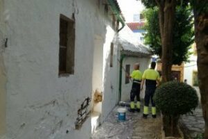 Operarios municipales adecentan fachadas en San Isidro