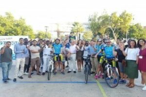 Los ciclistas que participan en el Reto Entre todxs 12 millones" visitan la ciudad
