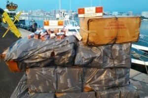 La Guardia Civil interviene 6.950 cajetillas de tabaco de contrabando en una embarcación