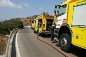 Los Bomberos de Algeciras extinguen un delicado incendio en la carretera de Los Yankis
