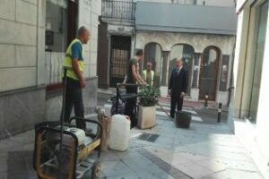 Instaladas las barandillas en la conexión entre el callejón del Ritz y General Castaños