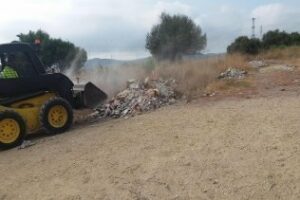 Algesa retira los escombros existentes junto al campo de fútbol de Los Pastores