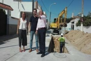 Emalgesa renueva un tramo de la red de fecales de la calle Cabo Touriñana
