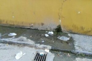 Denuncian el mal estado del muro de la plazoleta Miguel Mateo Miguelín