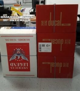 Expedientan a un policía que portaba en su coche unos 100 cartones de tabaco