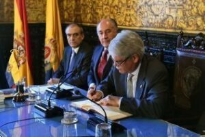 Alfonso Dastis recibe la insignia de la ciudad como Ministro de Exteriores y de Cooperación