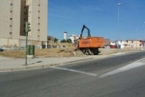 Algesa lleva a cabo los trabajos de limpieza en la parcela municipal de la calle José de Espronceda y Reyes Católicos
