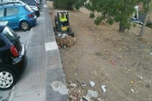 Trabajos de limpieza y desbroce en la barriada del Cobre