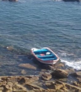 Vecino del Parque Centenario denuncia una sospechosa barca varada en zona