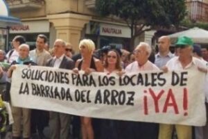 Vecinos de la Barriada del Arroz en la Cuesta del Rayo exigen una solución ante su posible desalojo