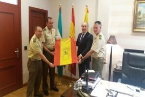 El comandante jefe del Batallón de Guerra Electrónica 1/32 visita Algeciras