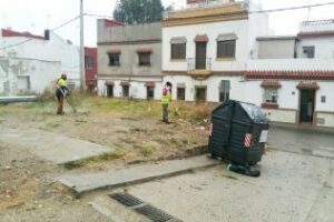 Algesa lleva a cabo trabajos de limpieza y desbroce en la calle Los Arcos