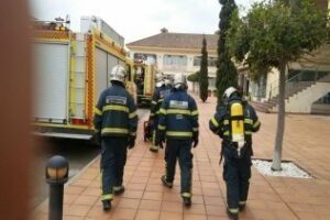Los Bomberos del CBPC controlan un incendio en el Centro Comercial San Roque Club