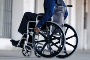 Incómoda: Una mujer denuncia la falta de sillas de ruedas en el Hospital Punta Europa