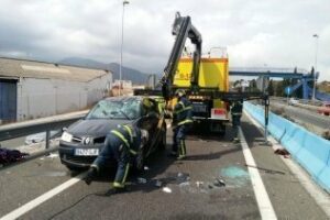 Accidente múltiple en el Acceso Sur con varios heridos y un vehículo volcado