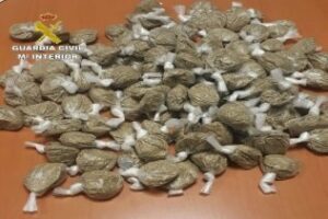 Detenida una persona que llevaba en su vehículo 105 envoltorios de kiffi