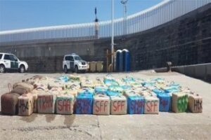 La Guardia Civil detiene a dos personas por transportar 850 kilos de hachís en una embarcación