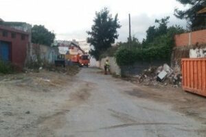 Trabajos de limpieza y desbrozamiento en las calles Río de la Miel, Pablo Díaz y Velázquez