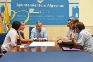 Las asociaciones de taxistas de Algeciras conocen el proyecto de la Acera de la Marina