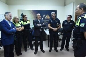 Landaluce visita las dependencias de la Policía Local ubicadas en el antiguo Hospital Militar