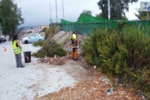 Funcionarios limpian y desbrozan la calle Oporto en San José Artesano