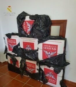 La Guardia Civil interviene 18.000 cajetillas de tabaco de contrabando en una furgoneta.