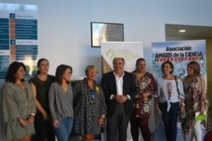 Los mejores trabajos de Diverciencia en el hall del edificio I+D+i del Campus Tecnológico