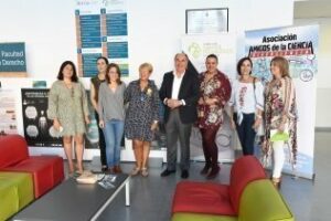 Inaugurada la exposición de mejores trabajos científico-escolares del curso pasado en el edifico I+D+i