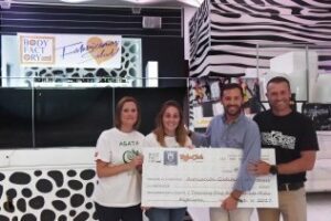 Agata recibe el talón solidario del I Training Day Algeciras  Les Mills"